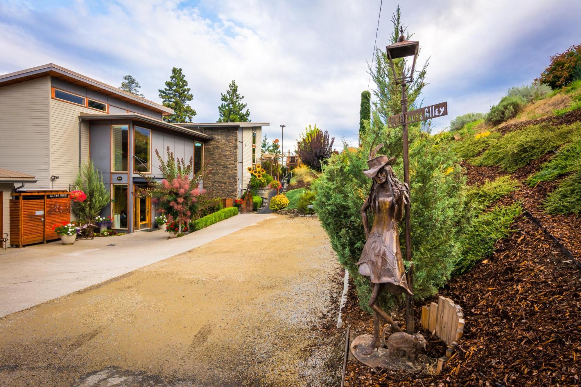 Cormier'S Studio Guest Suites Penticton Exterior foto
