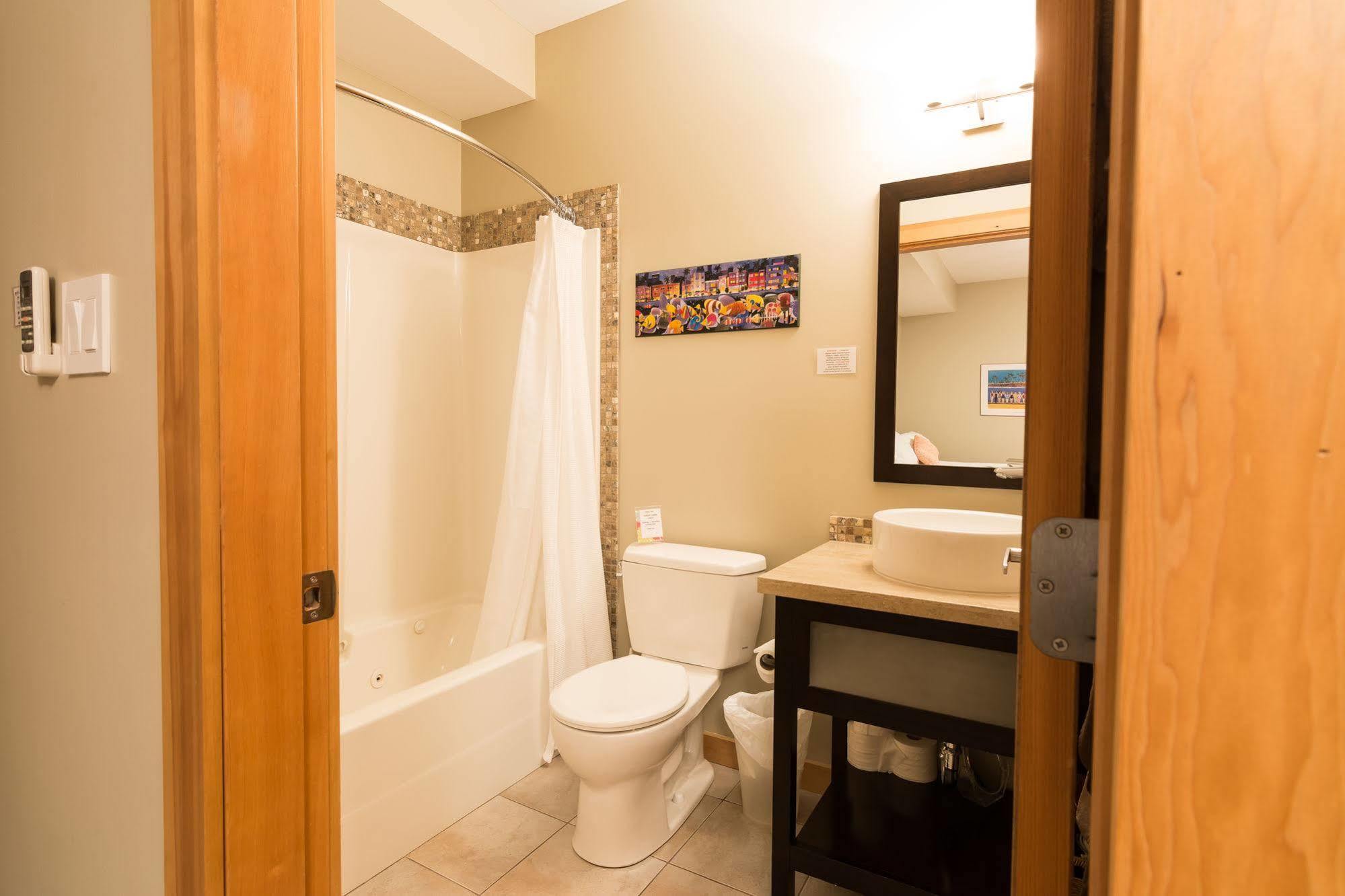 Cormier'S Studio Guest Suites Penticton Exterior foto
